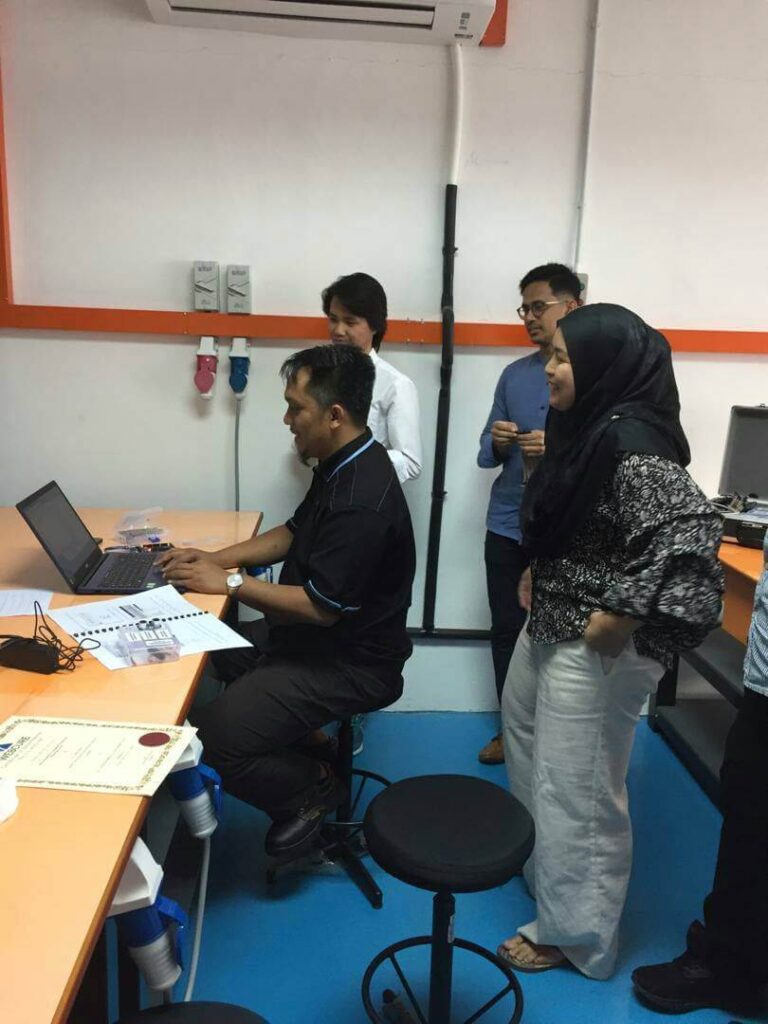 photo5062244452059424818